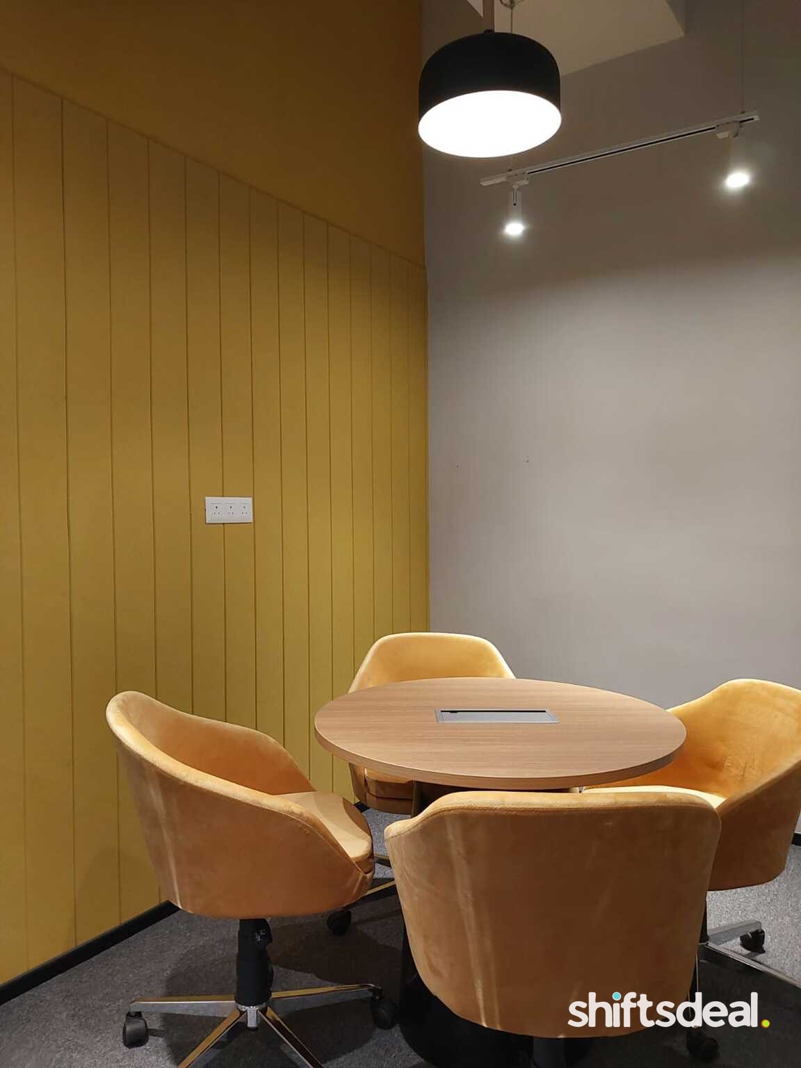 4 Seater Meeting room, Conference Room in Noida